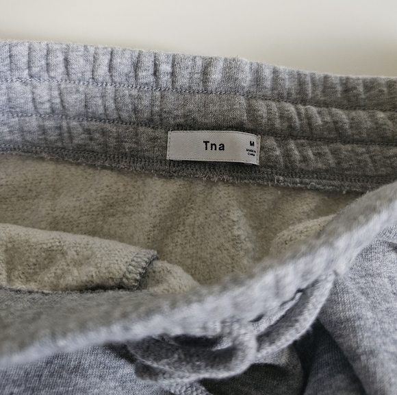 Aritzia TNA Cariboo skirt in healther athletic grey. Size M - Picture 6 of 8